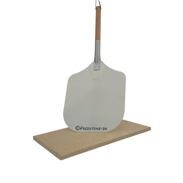 Pizzakit: Fredstone pizzasten 44,5 x 30,5 x 1,6 cm. og aluminiums pizzaspade med tr�h�ndtag