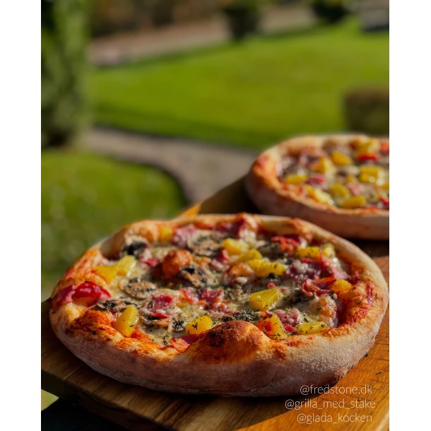 Dobbelt pizzasten til grill i 1,6 cm. til Weber Q 300, Q 320, Q 3000, Q 3200 inkl. holder