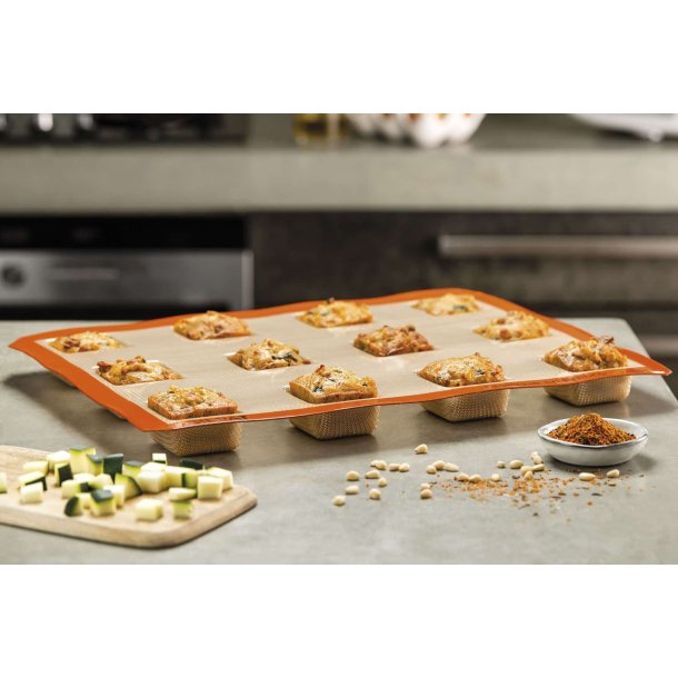 Fredstone Bagest bestr af: Fredstone 44,5 x 30,5 cm. &amp; Fransk Silikoneform Savarins Firkant