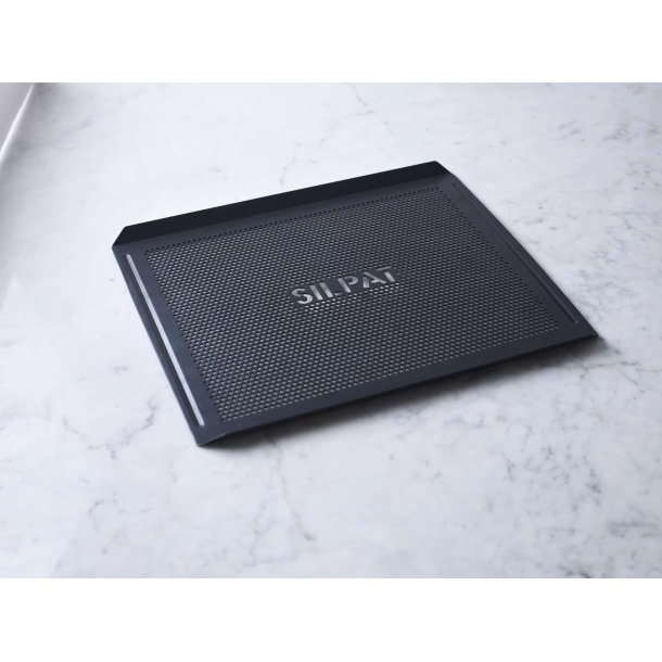 Fredstone Bagest bestr af: Fredstone 44,5 x 30,5 cm. &amp; Perforeret Bageplade/Afklingsrist