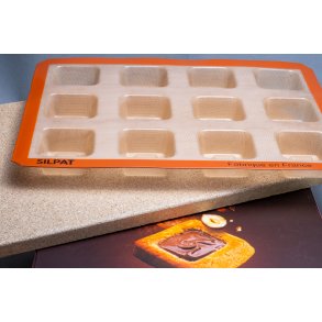 Fredstone Bagest bestr af: Fredstone 44,5 x 30,5 cm. & Fransk Silikoneform Savarins Firkant