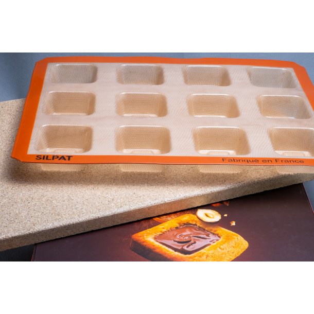 Fredstone Bagest bestr af: Fredstone 44,5 x 30,5 cm. &amp; Fransk Silikoneform Savarins Firkant