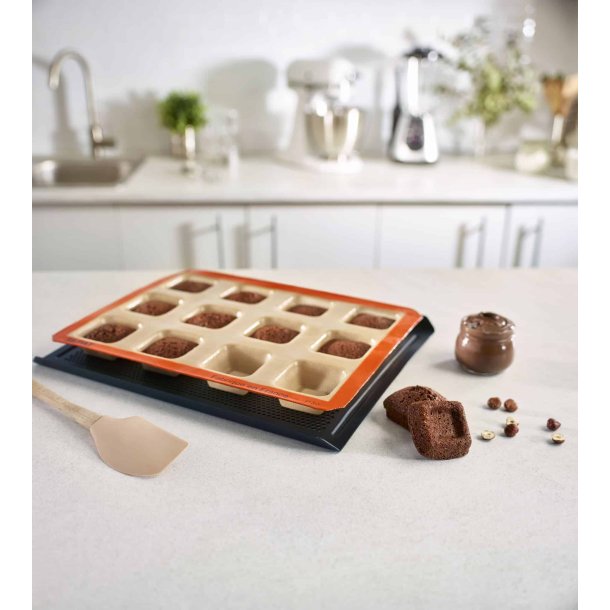 Fredstone Bagest bestr af: Fredstone 44,5 x 30,5 cm. &amp; Fransk Silikoneform Savarins Firkant